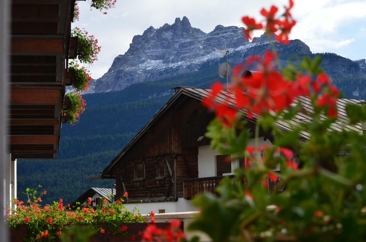 Hotel Cristallino D'Ampezzo Кортина д'Ампецо Екстериор снимка